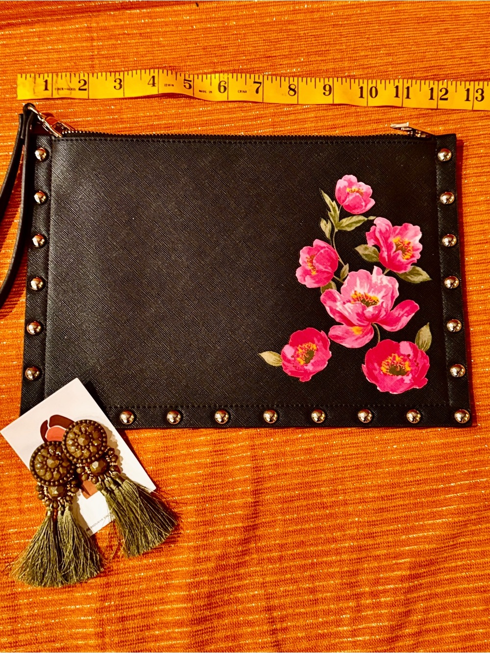 White House Black Market: Black Wristlet Clutch w/floral & free earrings
